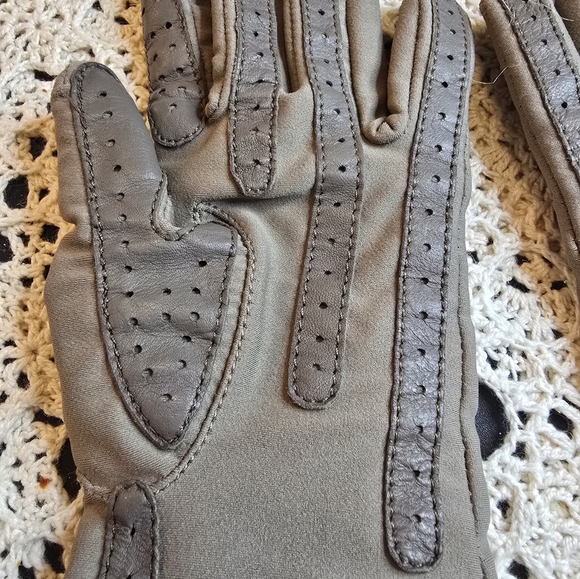 Isotoner Vintage Taupe Cashmere Lined Womens One Size Gloves - Picture 4 of 7